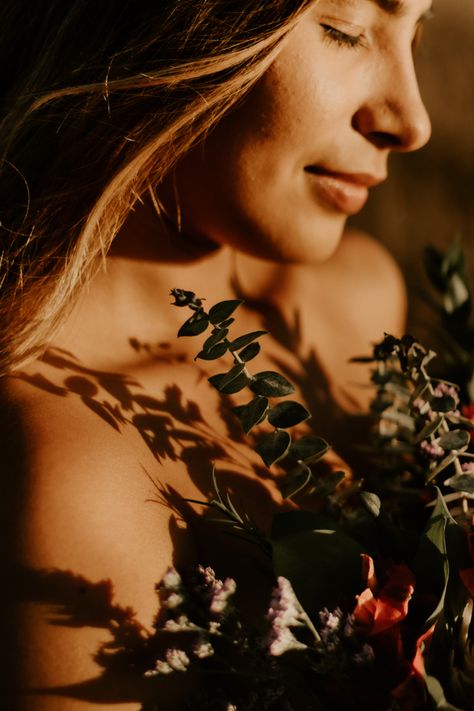 #photo #centralcoast Flower Top Session, Bouquet Photoshoot Ideas, Creative Outdoor Photoshoot Ideas, Wild Flower Photoshoot, Flower Photoshoot Ideas, Outdoor Portrait Photography, Fall Portraits, Photography Board, Outdoor Portrait