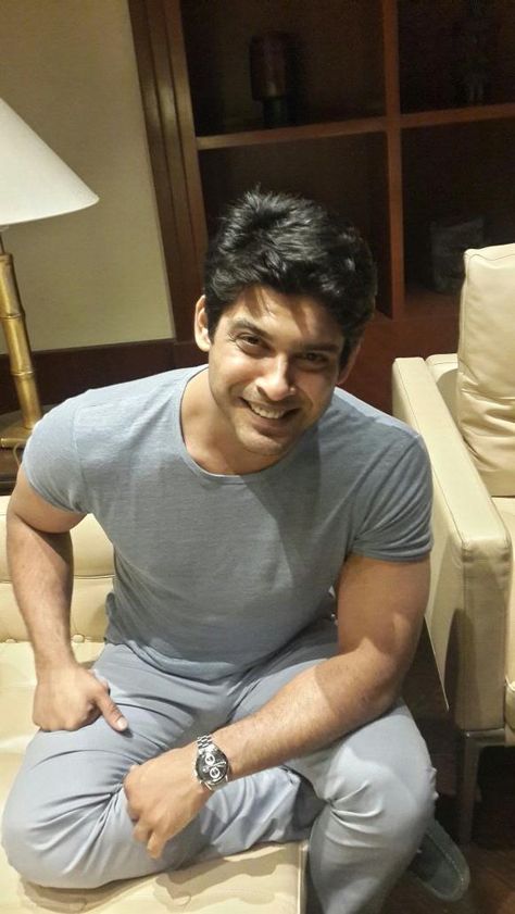 Actor Indian, Siddharth Shukla, Sidharth Shukla, Famous Person, Vedic Mantras, Indian Party Wear, That Smile, Bigg Boss, Tv Actors