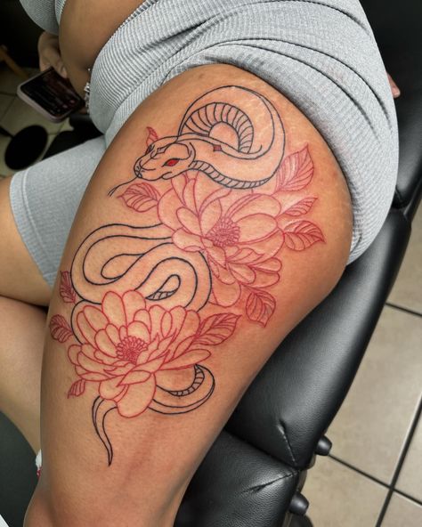 Baddie Thigh Tattoos, Tattoos Thigh, Floral Mandala Tattoo, Tattoos Inspiration, City Tattoo, Red Lotus, Intricate Tattoo, Thigh Tattoos, Lotus Tattoo