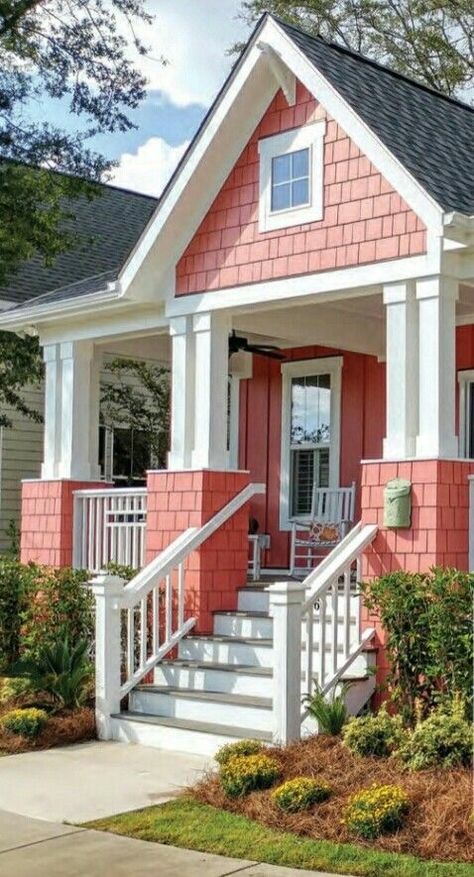 Pink House Exterior, Country Home Exterior, Coral Pantone, Home Decor Boards, Cottage Home Decor, Farm House Colors, Street House, Pink House, Beach Bungalows