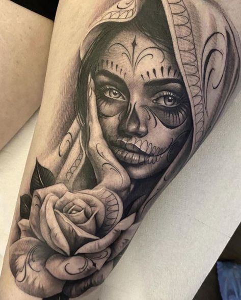 Girl Skull Tattoo, La Muerte Tattoo, Tattoo Crane, Sugar Skull Girl Tattoo, Rosen Tattoo Frau, Skull Tattoo Designs, Chicano Tattoos Sleeve, Catrina Tattoo, Skull Girl Tattoo