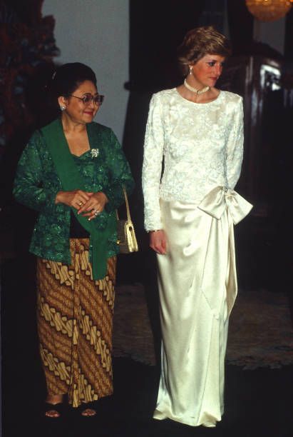 Infanta Sofia Of Spain, Romantic Couple Photo, Putri Diana, Rose Texture, Sofia Of Spain, White Evening Gowns, Eastern Countries, Romantic Photos Couples, Prince William And Harry