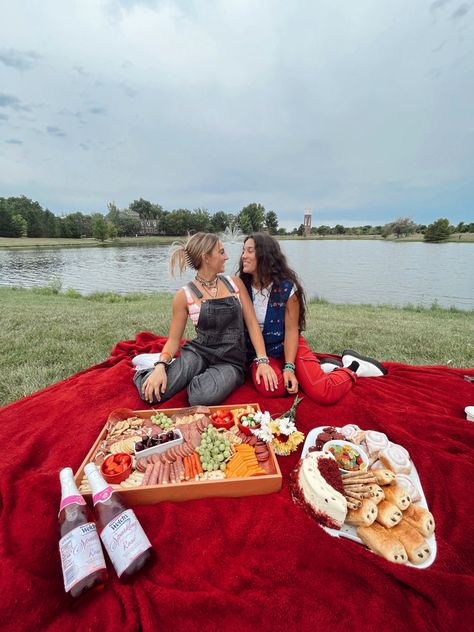 Wlw Proposal Aesthetic, Lesbian Picnic Date Ideas, Wlw Picnic Date, Wlw Camping, Lesbian Date Night Aesthetic, Wlw Proposal, Wlw Picnic, Wlw Date Aesthetic, Wlw Date Ideas