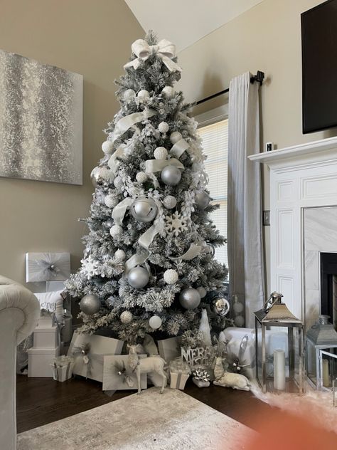 Christmas Tree Silver And White, Sliver White Christmas Tree Decor, Silver And Clear Christmas Tree, Grey And White Christmas Tree Ornaments, Chrismaat Tree Light Green And Silver, Chrismtas Tree With Silver And Whote, Glam Christmas Tree, Elegant Christmas Tree Decorations, Christmas Tree Inspo