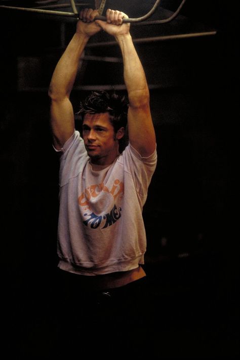 Brad Pitt 'Fight Club' Body: Here Are His Workout & Diet Tips Brad Pitt 90s, Marla Singer, Joe Black, Chuck Palahniuk, Tyler Durden, David Fincher, Gwyneth Paltrow, Film Serie, Leonardo Dicaprio