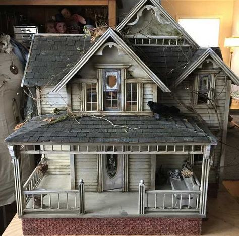 Abandoned Dollhouses by Juli Steel - Imgur Village Miniature, Haunted House Diy, Dollhouse Halloween, Haunted Dollhouse, Dollhouse Projects, Haunted Dolls, Victorian Dollhouse, Witch House, Halloween Haunted Houses