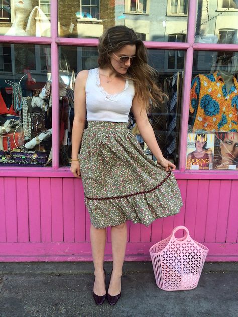 How to sew a two-tier gathered skirt Tiered Summer Skirt, Diy Midi Skirt, Diy Fashion Show, Tiered Skirt Pattern, By Hand London, Stile Casual Chic, Skirt Pattern Free, Diy Clothes Videos, How To Make Skirt