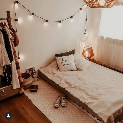 Light Bulb Lights Bedroom, Headboard Fairy Lights, Bunk Bed Fairy Lights, Fairy Light Headboard, Fairy Lights As Headboard, String Lights Bedroom, Light Bulb Fairy Lights, Fairy Ligjts Above Bed, Teen Room Designs