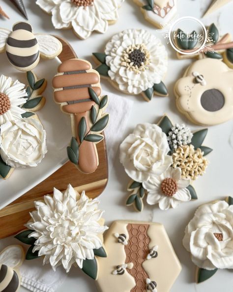 Bee Bridal Shower Cookies, Bee Sugar Cookies, Cookie Flowers, Decorative Desserts, Bride To Bee, Cookie Techniques, Bd Ideas, Frosted Cookies, Honey Suckle