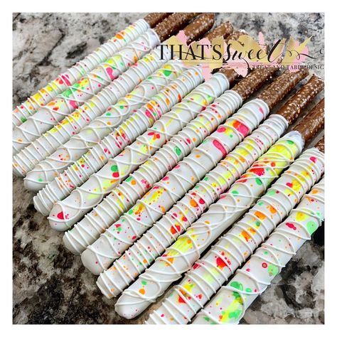 That's Sweet | Treat Maker on Instagram: “Glow splatter pretzel rods!! 💛💚💗🧡#glowparty #glownthedarkparty #rolkem #chocolatecoveredstrawberries #chocolatecoveredpretzels #treatmaker…” Chocolate Pretzel Rods, Pretzel Sticks, Pretzel Rods, Chocolate Pretzels, Glow Party, Chocolate Covered Pretzels, Chocolate Covered Strawberries, Spring Colors, Sweet Treats