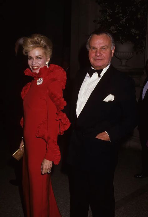 Bill Blass’s Best Red-Carpet Moments | Vogue Lynn Wyatt, Barbara Walters, Mark D Sikes, Liza Minnelli, Fashion Design Collection, Fashion D, American Fashion Designers, Elsa Peretti, Bill Blass