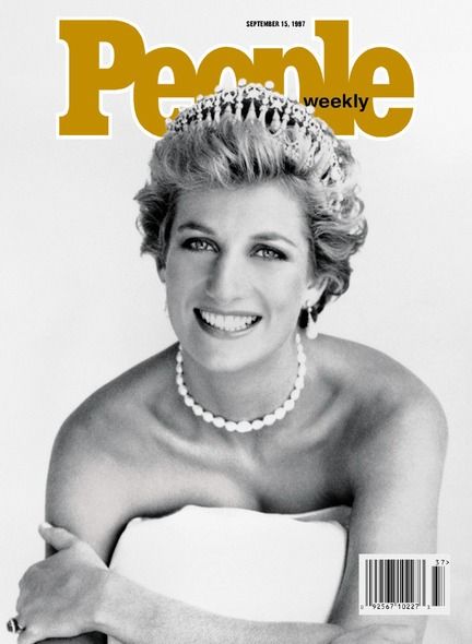 12 Iconic Magazine Covers You'll Never Forget People Magazine Covers, Paper Magazine, Yoko Ono, Cool Magazine, Princess Elizabeth, Uma Thurman, Magazine Cover Design, Demi Moore, John Travolta