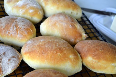 Portuguese Rolls Portuguese Rolls Recipe, Portuguese Rolls, Portuguese Bread, Loaves Of Bread, Portuguese Cuisine, Breads & Buns, Baked Bread, Portuguese Recipes, Shortening