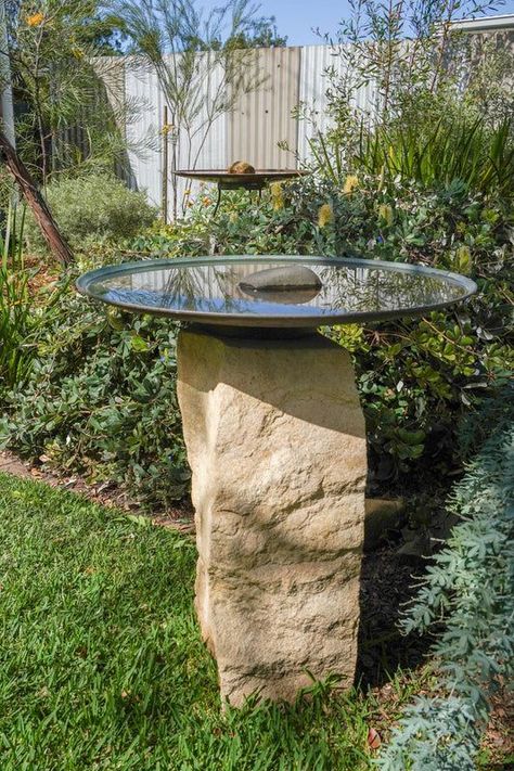 36 Beautiful Bird Baths For Your Garden - Shelterness Make A Bird Bath, Large Bird Baths, Copper Bird Bath, Bird Bath Bowl, Copper Dishes, Diy Bird Bath, Minimalist Garden, Backyard Water Feature, Bird Bath Garden