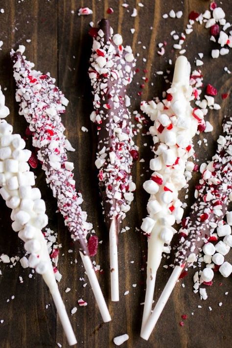 These cute, fun, festive little hot chocolate stir sticks are the perfect sweet treat to enjoy this holiday season. Hot Chocolate Stir Sticks, Hot Chocolate Bar Party, Christmas Hot Chocolate Bar, Best Hot Chocolate Recipes, Hot Chocolate Spoons, Diy Hot Chocolate, Hot Chocolate Gifts, Chocolate Sticks, Chocolate Spoons