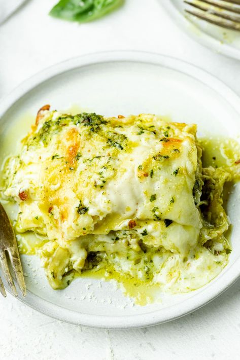 Dinner is served and it's pesto chicken lasagna on the menu tonight! It's our new favorite easy dinner recipe! #pestolasagna #chickenlasagna #lasagnarecipe Green Lasagna Recipe, Pesto Chicken Lasagna, Pesto Lasagna Recipe, Chicken Pesto Lasagna, Pesto Chicken Casserole, Lasagna Chicken, Chicken Lasagne, Easy Creamy Chicken, Pesto Lasagna