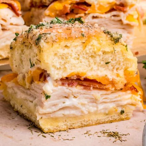 Close up square image of one slider showing the layers of the sandwich. Chicken Bacon Sliders, Chicken Bacon Ranch Sliders, Bacon Sliders, Bacon Ranch Sliders, Ranch Sliders, Fast Appetizers, Roast Beef Sliders, Chicken Bacon Ranch Casserole, Beef Sliders