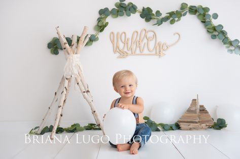 Minimalist 1st Birthday, Leo Cake, Smash Cake First Birthday, Studio Baby Photography, Birthday Photo Background, Baby Birthday Decorations, 1st Birthday Photoshoot, 1st Birthday Cake Smash, First Year Photos