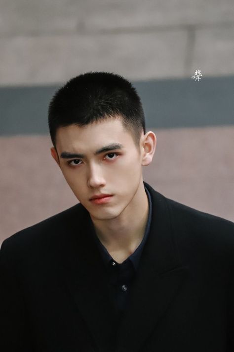 Cheng Fei Yu, Li Xun, Buzz Cut Hairstyles, Arthur Chen, Chen Feiyu, Korean Drama Romance, Asian Men Hairstyle, Chinese People, Chinese Actors