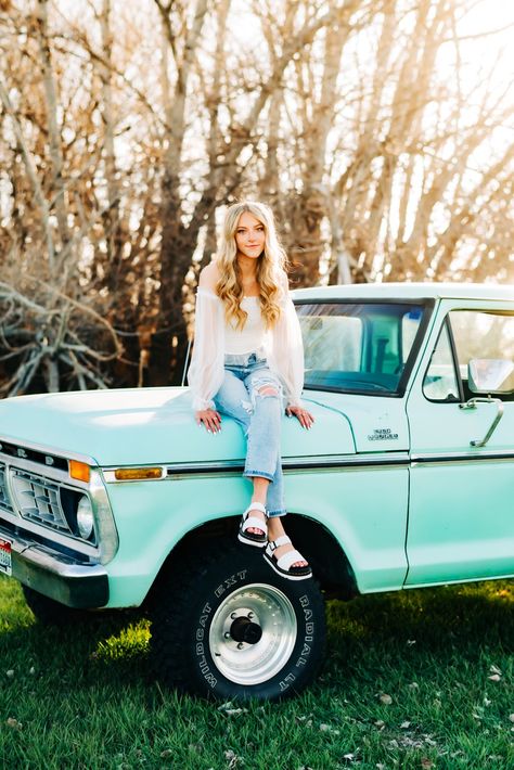 Pictures With Your Car Photo Ideas, Pictures With Old Trucks, Pickup Senior Pictures, Senior Poses With Truck, Senior Pictures With A Truck, Senior Photos With Old Truck, Truck Graduation Pictures, Senior Pictures Old Truck, Rustic Photoshoot Ideas