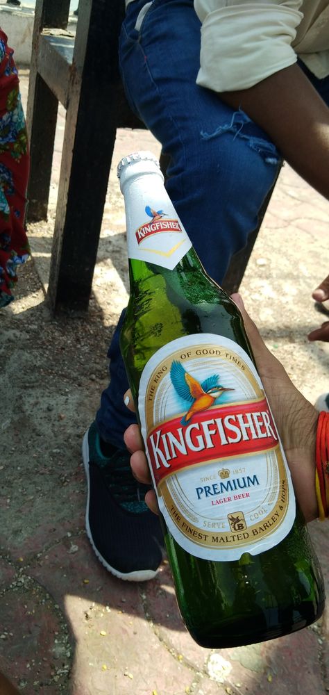 🔥🔥 Kingfisher Beer Snap, Beer Bottle Drawing, Beer Snap, Kingfisher Beer, Daaru Party Pic, Alcoholic Drinks Pictures, Beer Collection, Beer Photography