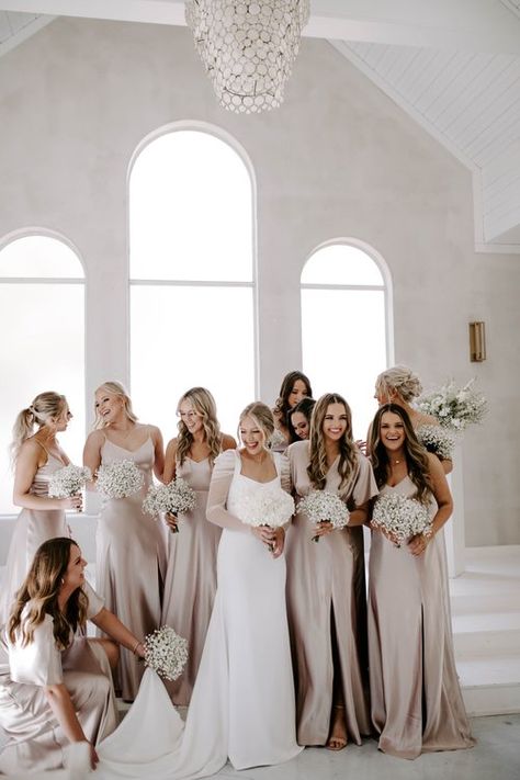 Light Coloured Bridesmaid Dresses, Classy Wedding Colors, Champagne Color Palette Wedding, Timeless Wedding Colors, Champagne Wedding Colors Scheme, Bride And Bridesmaid Bouquets, Classy Summer Wedding, Champagne Wedding Themes, Classy Bridesmaid Dresses