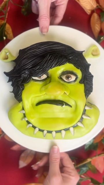 Shrek Wedding Cake, Shrek Bday Cake, Shrek Cupcakes, Shrek Food, Shrek Birthday Cake, Funny Cake Designs, Funny Cake Ideas, Silly Cakes, Shrek Birthday Party