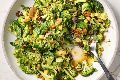 Broccoli Salad Healthy, Chopped Broccoli Salad, Honey Vinaigrette, Chopped Broccoli, Delicious Broccoli, Broccoli Crowns, Salmon Potato, Broccoli Salad Recipe, Vinaigrette Recipe