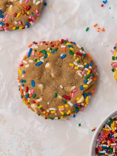 Crumbl Cookie Copycat Cake Batter Blondie, Cake Batter Blondie Crumbl Cookie, Homemade Crumbl Cookies, Blondie Cookies, Blondie Cookies Recipe, Blondies Cookies, Cake Batter Cookies, Baked Cake, Sprinkles Recipe