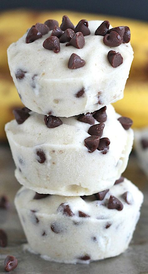 Frozen bananas and mini chocolate chips are all it takes to make these tasty little ice cream bites that are the perfect healthy summer treat! Healthy Summer Treats, Snack Sani, Resepi Biskut, Ice Cream Bites, Frozen Bananas, Chocolate Chip Ice Cream, Banana Chocolate Chip, Ice Creams, Mini Chocolate Chips