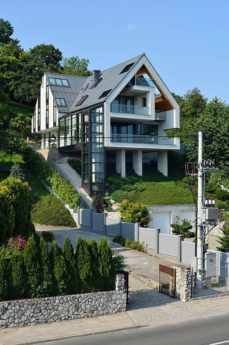 house on a steep hill - Google Search Houses On Slopes, Slope House Design, House On Slope, Slope House, Home Designs Exterior, Hillside House, Architecture Model Making, Cottage House, A Hill