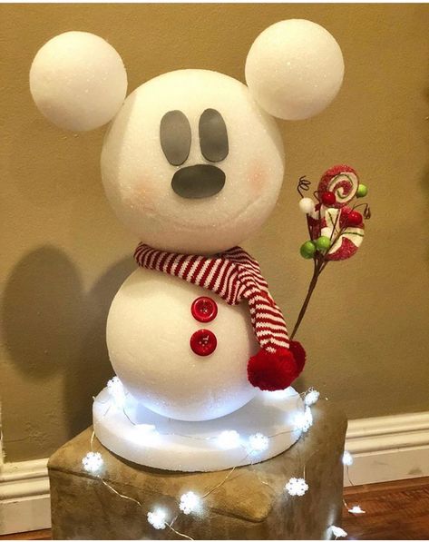 Mickey snowman Disney Christmas Decorations Diy, Mickey Snowman, Disney Christmas Diy, Disney Christmas Crafts, Disney At Home, Deco Disney, Disney Diy Crafts, Disney Christmas Decorations, Disney Christmas Tree