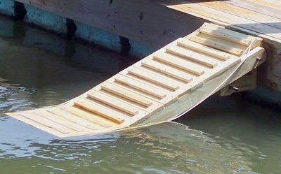 Doggie ladder for floating dock@Ada Small Docks On The Lake Ideas, Boat Dock Storage Closet, Dock Storage Ideas, Small Dock Ideas, Dock Ideas Lakeside, Kayak Ramp, Homestead Landscaping, Dock Furniture, Dog Ladder