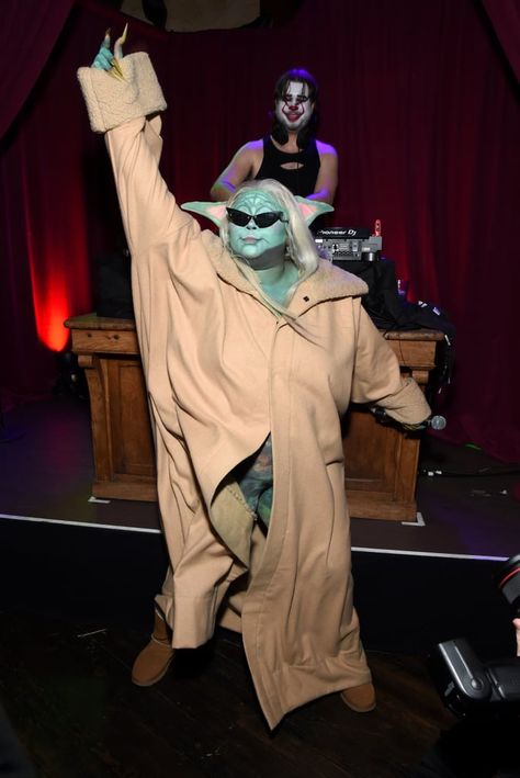 Watch Lizzo Wreak Havoc Through Hollywood as Out-of-Control Baby Yoda For Halloween Ghost Town Halloween, Yoda Halloween Costume, Yoda Halloween, Yoda Costume, Best Celebrity Halloween Costumes, Crazy Costumes, Janet Leigh, Steve Buscemi, Celebrity Halloween Costumes