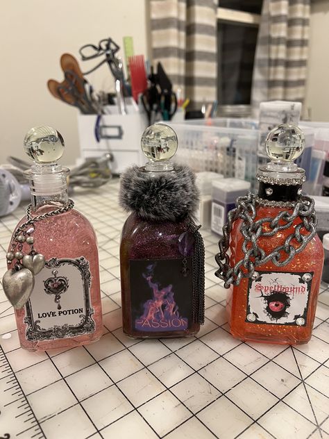 Cosplay Potion Bottles, Fairy Restaurant, Apothecary Diy, Alcohol Bottle Decorations, Halloween 11, Halloween Potion Bottles, Witch Potion, Fantasy Witch, Halloween Potions