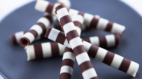 Striped chocolate curls Kirsten Tibballs, Chocolate Straws, Entertaining Food, Dessert Places, Sbs Food, Chocolate Curls, Plastic Bowls, Chocolate Decorations, Entertaining Recipes