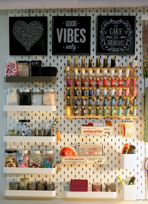 Ikea Pegboard Ideas, Skådis Ikea, Ikea Sewing Rooms, Ikea Pegboard, Pegboard Ideas, Sewing Supplies Organization, Sewing Area, Ikea Skadis, Sewing Station