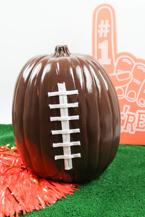 Looking for an easy and awesome way to decorate your pumpkins this year? It doesn't get more simple than these DIY football pumpkins! Check out the how-to! Football Pumpkin Carving, Football Candy, Football Night, Football Pumpkin, Pumpkin Candy Holder, Tailgate Ideas, Football Diy, No Carve Pumpkin Decorating, Senior Football