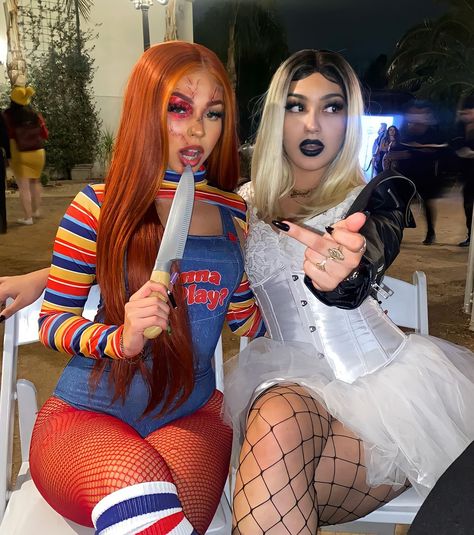 Womens Matching Halloween Costumes, Cute Scary Outfits, Two Ppl Costumes, Chucky And Bride Costume Best Friends, Hallowen Costume Ideas For Duo, Bride Of Chucky Black Women, Out Of The Box Costume Ideas, Female Couple Halloween Costumes, Halloween Costumes 2 Girls Scary