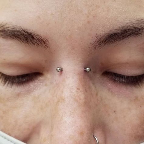 Black Bridge Piercing, Lip Persings, Cute Bridge Piercing, Small Bridge Piercing, Raccoon Bites Piercing, Bridge Piercing Men, Piercings Ideas Nose, Bridge Nose Piercing, Bridge Piercing Jewelry