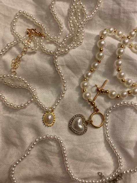 Pearls And Gold Aesthetic, Pearl And Gold Jewelry Aesthetic, Pinterest Jewelry Aesthetic, Pearls And Roses Aesthetic, Gold Jewelry And Pearls, Vintage Pearl Jewelry Aesthetic, Pearls Jewelry Aesthetic, Princess Aesthetic Jewelry, Aesthetic Accessories Necklace