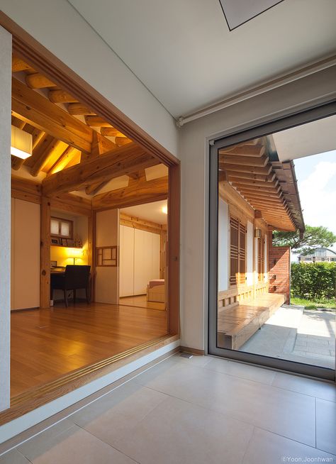 guga marries a contemporary home with korean 'hanok' Korean Style House, Modern Korean House, Korean Modern House, Korean House Design, Hanok House, Traditional Korean House, Asian Interior Design, Asian Architecture, Red Brick House