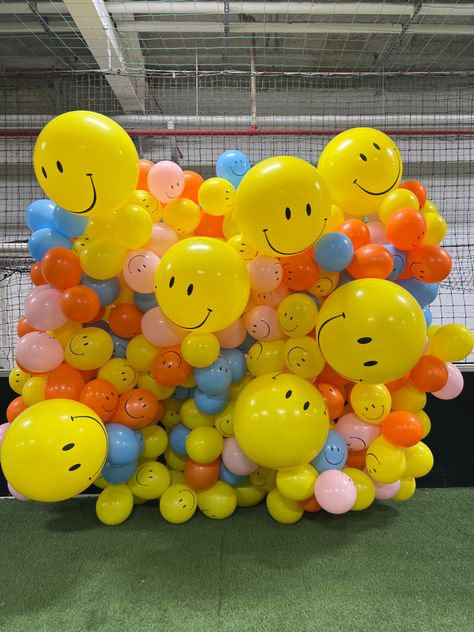 Balloon wall filled with smiley balloons :) Emoji Balloon, Balloon Inspiration, Balloon Face, Balloons Bouquet, Harvest Party, Balloon Wall, Decorations Party, Balloon Art, Balloon Bouquet