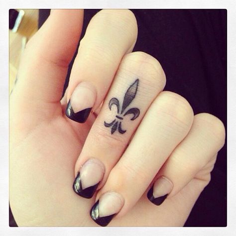 Finger tattoo ideas ... national flowers: canada = maple leaf Quebec = fleur de lis czech republic = rose Prague = double tailed Lion Lis Tattoo, Cool Finger Tattoos, Design Tatuaje, Cute Finger Tattoos, Tato Jari, Finger Tattoo For Women, Finger Tattoo Designs, Tattoo Zeichnungen, Small Tattoos Simple