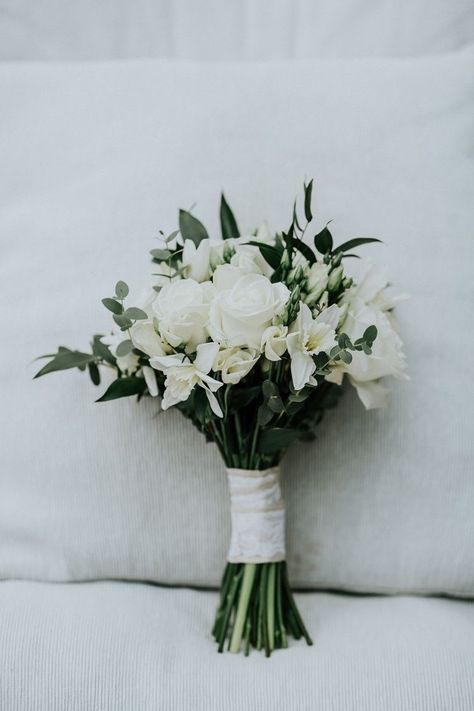 Green Rustic Wedding, Afternoon Tea Wedding, Štědrý Den, Small Bridal Bouquets, Small Wedding Bouquets, Simple Wedding Bouquets, Green Wedding Bouquet, Tea Wedding, Green Bouquet