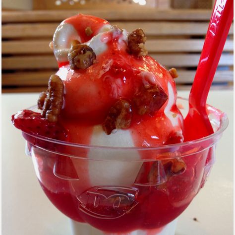 Strawberry sundae @ Dairy Queen. Want one? Dairy Queen Soft Serve Recipe, Dairy Queen Sundae, Classic Ice Cream Sundae, I’ve Cream Sundae, Sundae Cherry On Top, Strawberry Sundae, Dairy Queen, Fitness Trends, Health And Fitness Tips