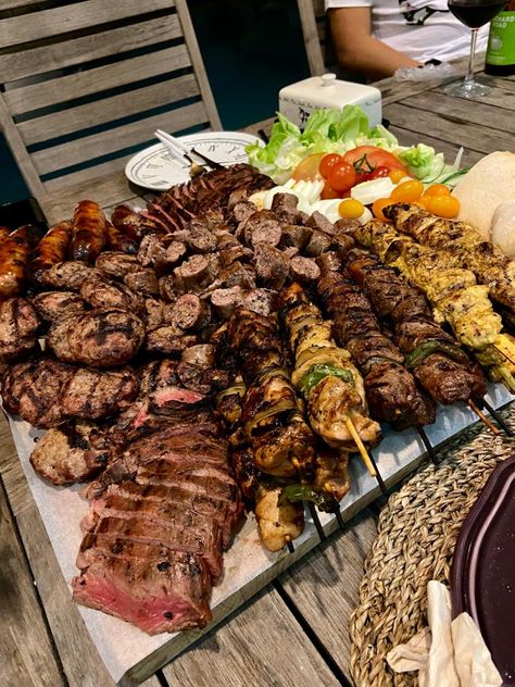 Hog Roast Party Ideas, Cured Meat Platter, Kebab Platter, Steak Platter, African Meals, Meat Platters, Grill Platter, Spring Backyard, Grilled Platter