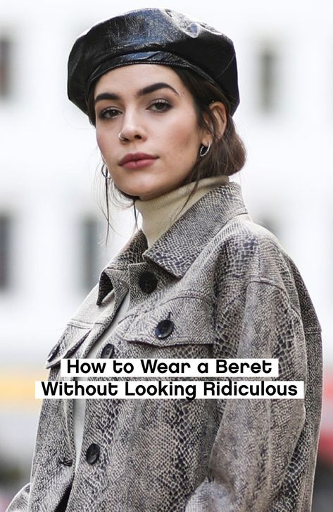 The definitive guide to making a beret look cool, every time. Houndstooth Beret Outfit, Beret Casual Outfit, How To Style A Beret Outfit, Beret Hat Outfit Black Women, Barettes Hat Outfit, Hats For Women With Short Hair, Beret With Hijab, Outfits With Beret Hats, Styling A Beret