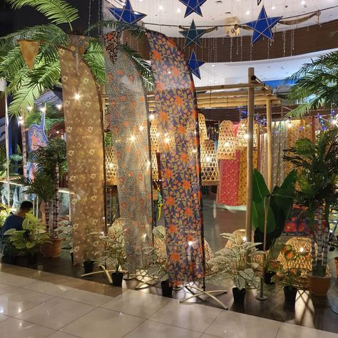 Batik Decoration Wedding, Theatre Backdrops, Art Galleries Design, Ramadan Kareem Decoration, Orchid Show, Event Booth, Wedding Backdrop Design, Event Props, Spring Decoration