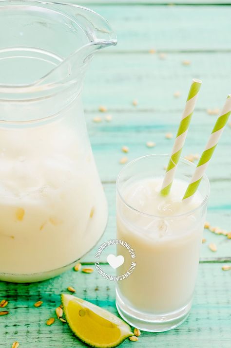 Jugo de Avena (Oats and Milk Drink) is a refreshing beverage, the perfect breakfast drink for the summertime, and one of the kids' favorites. Oatmeal Milkshake, Avena Recipe, Dominican Dishes, Dominican Cuisine, Hot Breakfast Cereal, Dominican Style, Dominican Recipes, Nicaraguan Food, Easy Alcoholic Drinks